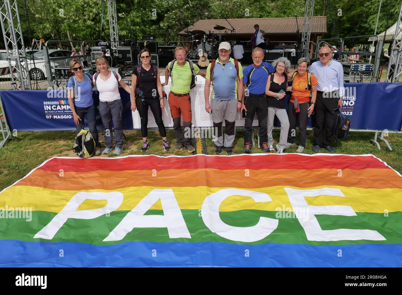 marcia della pace Bergamo Brescia 2023, oltre 10 manifestanti partirono rispettivamente dalle 2 città e si unirono in un simbolico abbraccio per la pace al confine delle province di Palazzolo sull'Oglio Foto Stock