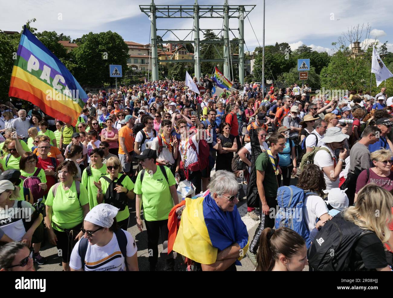 marcia della pace Bergamo Brescia 2023, oltre 10 manifestanti partirono rispettivamente dalle 2 città e si unirono in un simbolico abbraccio per la pace al confine delle province di Palazzolo sull'Oglio Foto Stock
