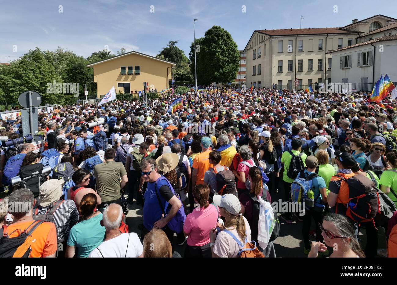 marcia della pace Bergamo Brescia 2023, oltre 10 manifestanti partirono rispettivamente dalle 2 città e si unirono in un simbolico abbraccio per la pace al confine delle province di Palazzolo sull'Oglio Foto Stock