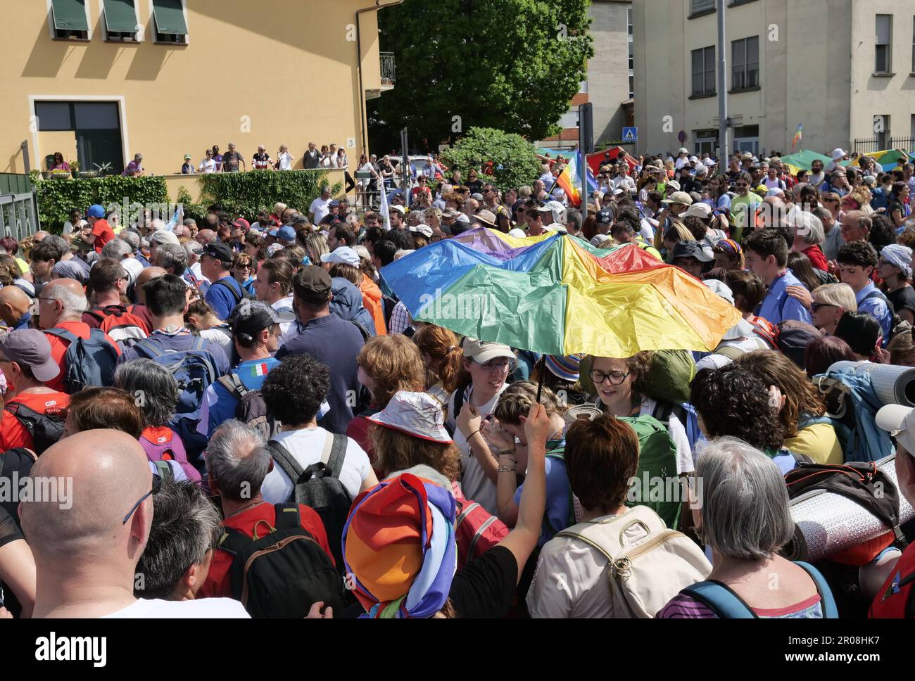 marcia della pace Bergamo Brescia 2023, oltre 10 manifestanti partirono rispettivamente dalle 2 città e si unirono in un simbolico abbraccio per la pace al confine delle province di Palazzolo sull'Oglio Foto Stock