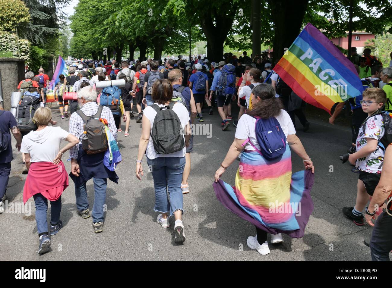 marcia della pace Bergamo Brescia 2023, oltre 10 manifestanti partirono rispettivamente dalle 2 città e si unirono in un simbolico abbraccio per la pace al confine delle province di Palazzolo sull'Oglio Foto Stock