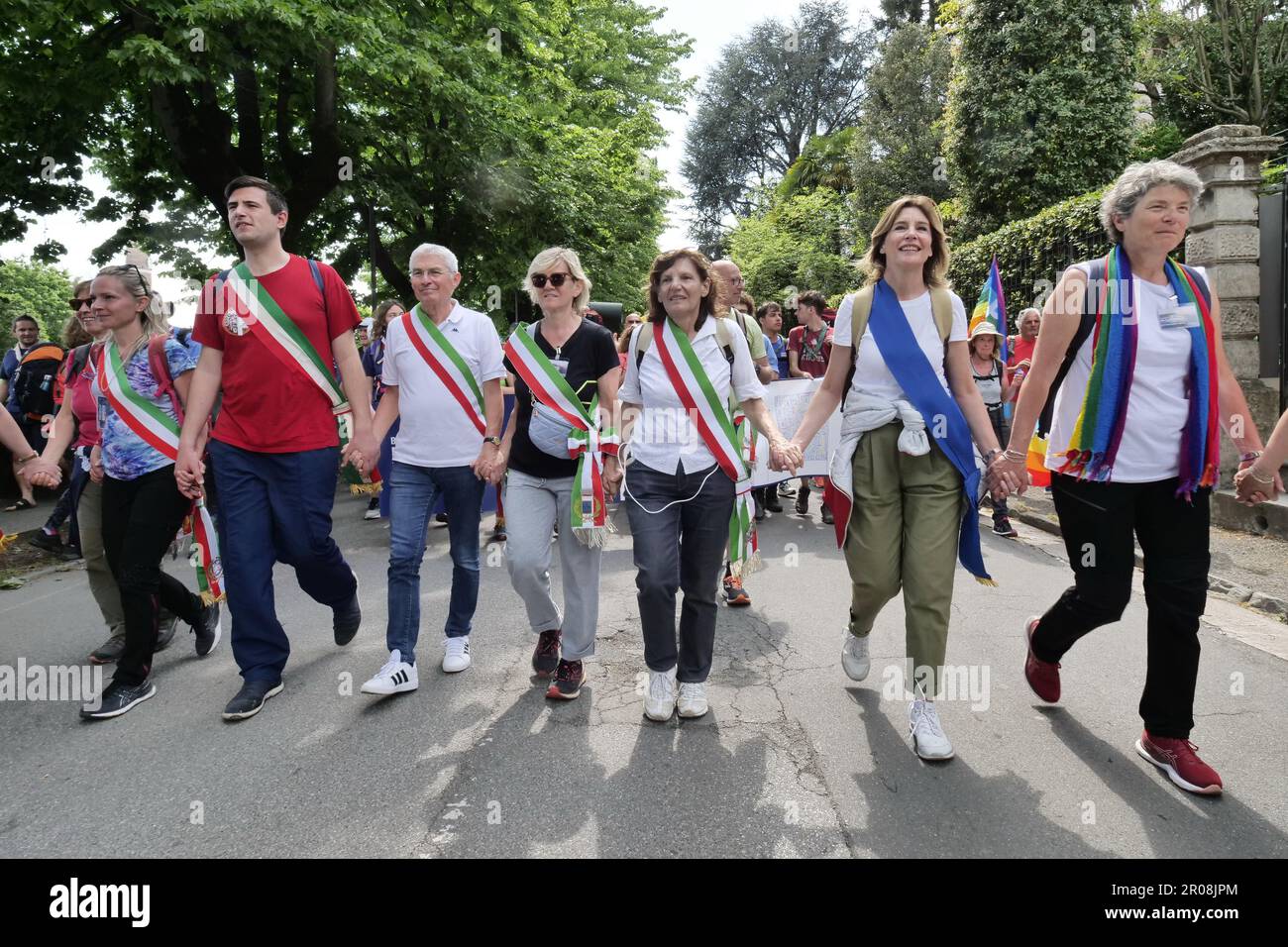 marcia della pace Bergamo Brescia 2023, oltre 10 manifestanti partirono rispettivamente dalle 2 città e si unirono in un simbolico abbraccio per la pace al confine delle province di Palazzolo sull'Oglio Foto Stock