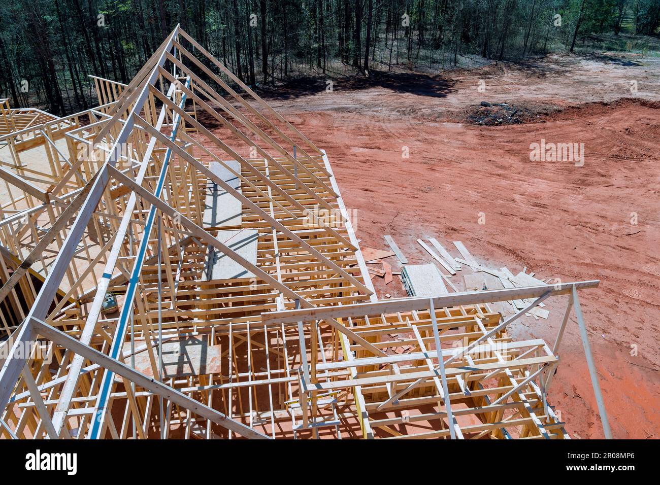 Costruzione di case con struttura a trave su nuova costruzione Foto Stock