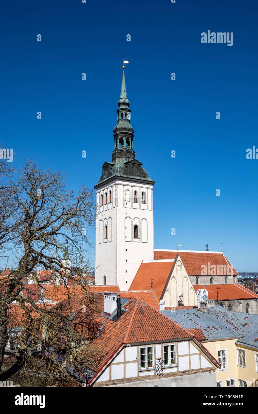 Il campanile di San Chiesa di Nicholas o Niguliste Kirik contro il cielo blu chiaro in una giornata di sole primavera a Vanalinn, la città vecchia di Tallinn, Estonia Foto Stock