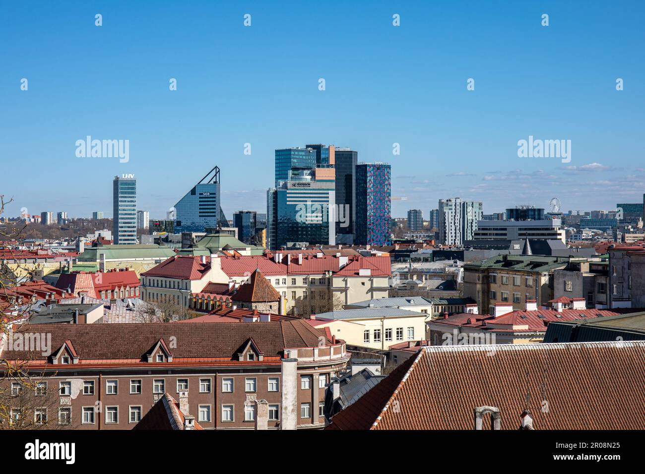 I grattacieli del distretto di Maakri contro il cielo blu chiaro hanno visto sopra i tetti di Vanalinn in una giornata di sole a Tallinn, Estonia Foto Stock