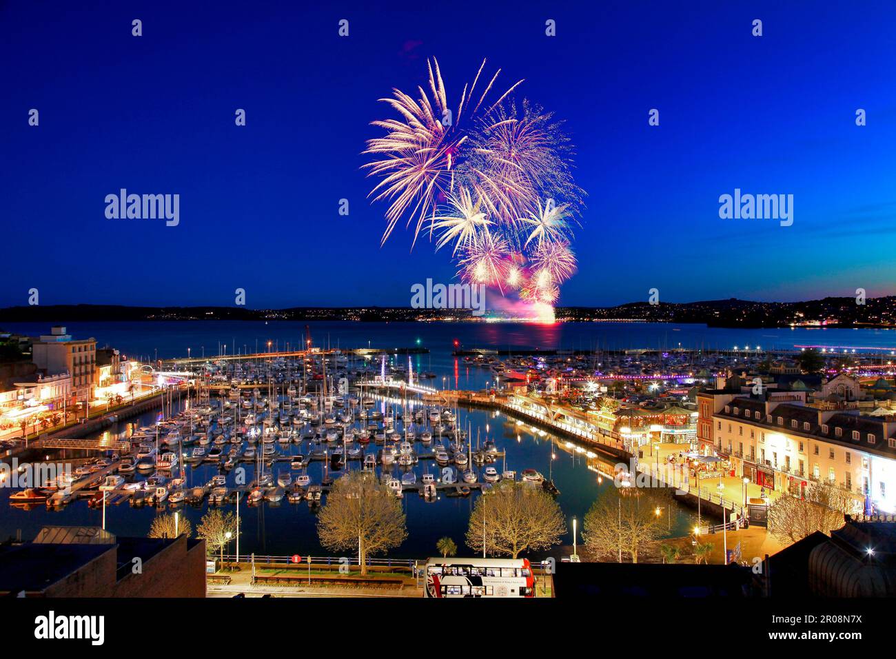 GB - DEVON: Torquay Harbour view di notte con i fuochi d'artificio di Coronation sopra Paignton (06 maggio 2023) Foto Stock