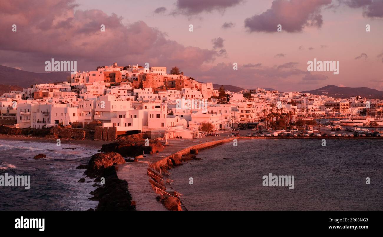 Naxos Town (Chora), la più grande e fertile delle isole Cicladi della Grecia, al tramonto Foto Stock