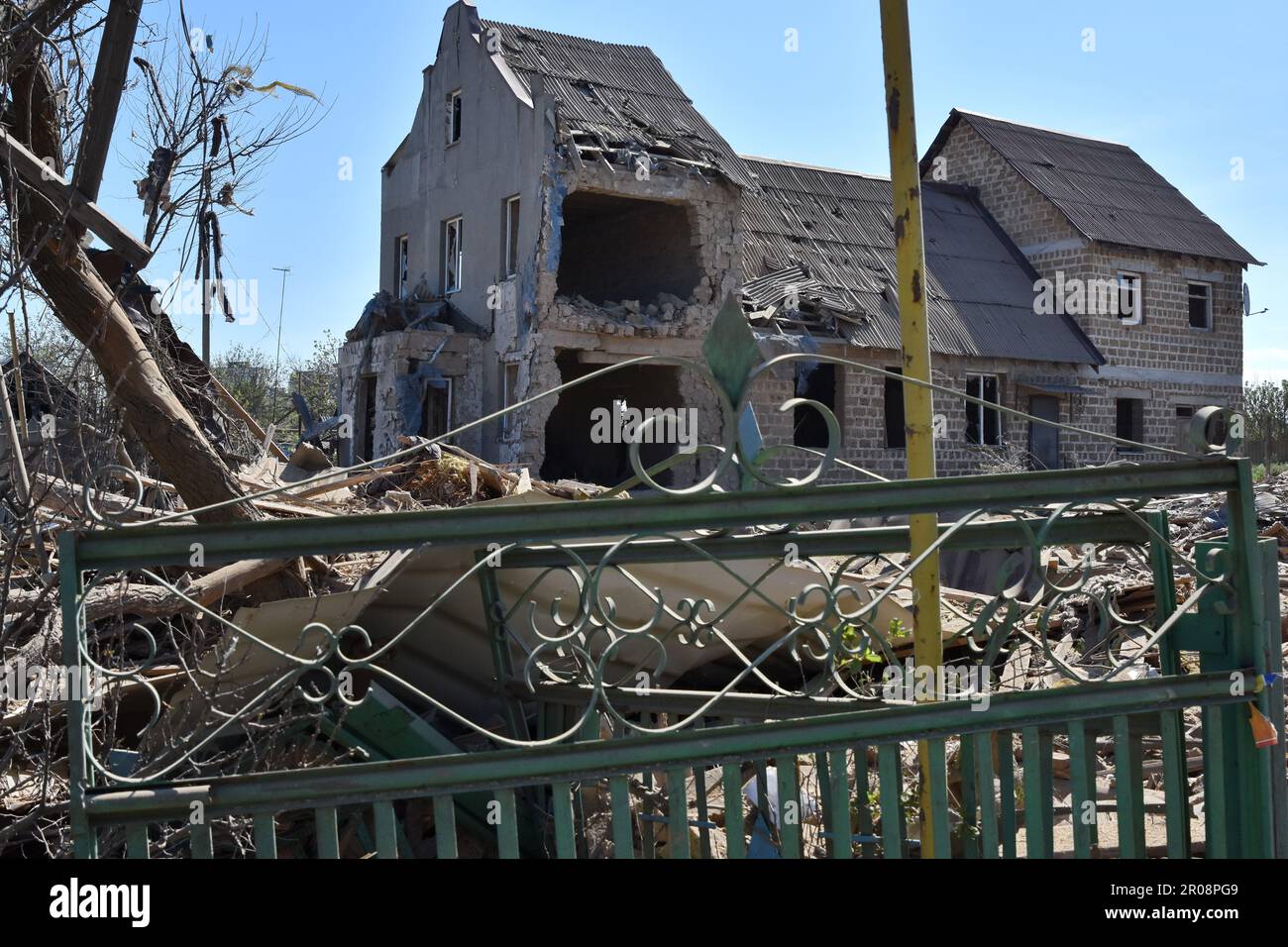 Orikhiv, Ucraina. 06th maggio, 2023. Una vista di un edificio distrutto da conchiglie russe in Orikhiv. Secondo il sindaco di Melitopol Ivan Fedorov, le forze russe conchiscono regolarmente Zaporizhzia Oblast e hanno aumentato il numero di truppe nella regione. Zaporizhzhzhia Oblast è una delle aree probabili per la controoffensiva Ucraina a lungo attesa, secondo fonti russe. (Foto di Andriy Andriyenko/SOPA Images/Sipa USA) Credit: Sipa USA/Alamy Live News Foto Stock