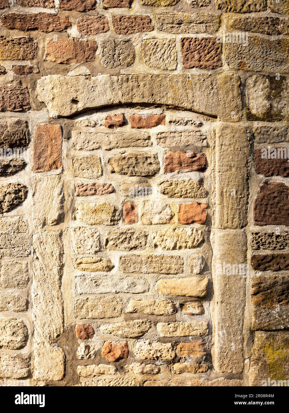 Mura medievali della città con la porta sollevata come texture, sfondo Foto Stock