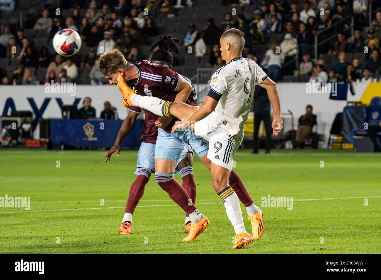 Los Angeles Galaxy Forward Dejan Joveljić (9) falli il difensore delle Colorado Rapids Andreas Maxsø (5) con un calcio di punizione durante una partita MLS, sabato 6 maggio 2 Foto Stock