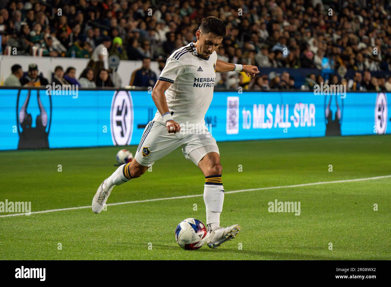 Mark Delgado (8), centrocampista di Los Angeles Galaxy, invia una croce durante una partita MLS contro le Colorado Rapids, sabato 6 maggio 2023, al Dignity Hea Foto Stock