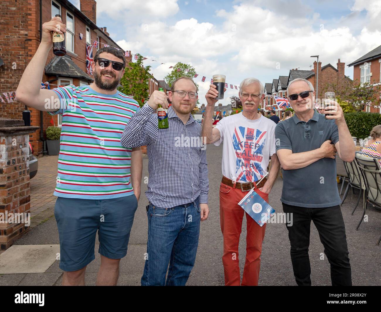 Stockton Heath, Warrington, Cheshire, Regno Unito. 7th maggio, 2023. REGNO UNITO. Gli uomini si riuniscono con le loro bevande per chiacchierare mentre le strade di tutto il paese sono chiuse per celebrare l'incoronazione di re Carlo III con feste di strada. Credit: John Hopkins/Alamy Live News Foto Stock