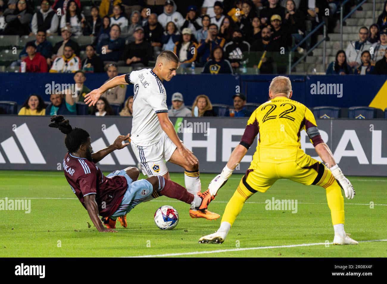 Il difensore di Colorado Rapids Lalas Abubakar (6) difende contro il Los Angeles Galaxy Forward Dejan Joveljić (9) durante una partita MLS, sabato 6 maggio 2023, A. Foto Stock