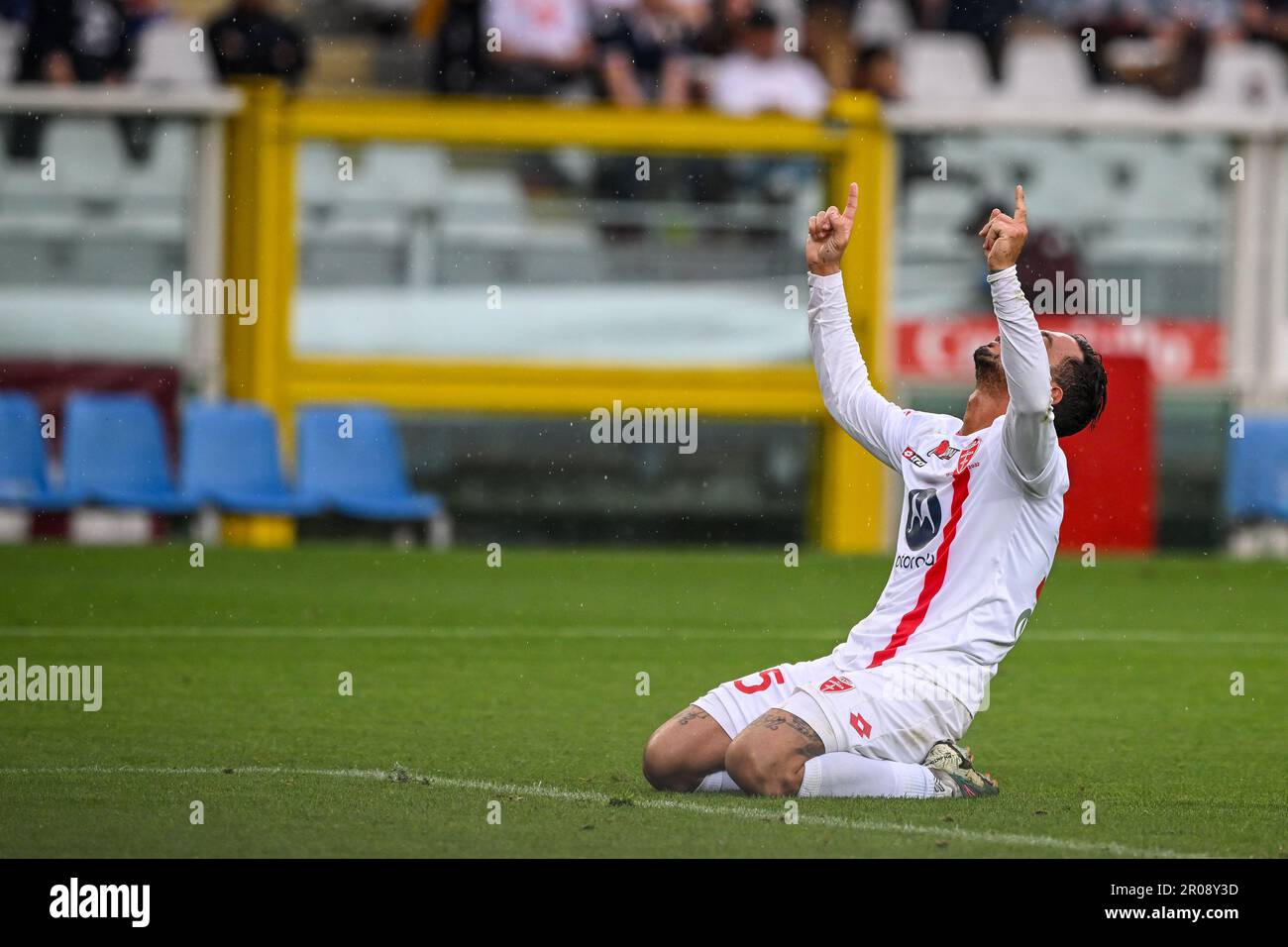 Armando Izzo (55 AC Monza) festeggia al termine della Serie Una partita Torino FC contro AC Monza allo Stadio Olimpico Grande Torino di Torino, Italia Soccer (Cristiano Mazzi/SPP) Credit: SPP Sport Press Photo. /Alamy Live News Foto Stock