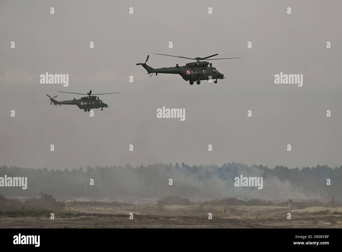 Il PZL W-3 Sokół è un elicottero multiuso di medie dimensioni a due motori. Soldati polacchi, statunitensi, sloveni e rumeni, spingono le loro abilità al limite durante una sessione di allenamento AD alta intensità ANACONDA-23 presso il campo di allenamento Nowa Deba, in Polonia. Credit: ASWphoto/Alamy Live News Foto Stock