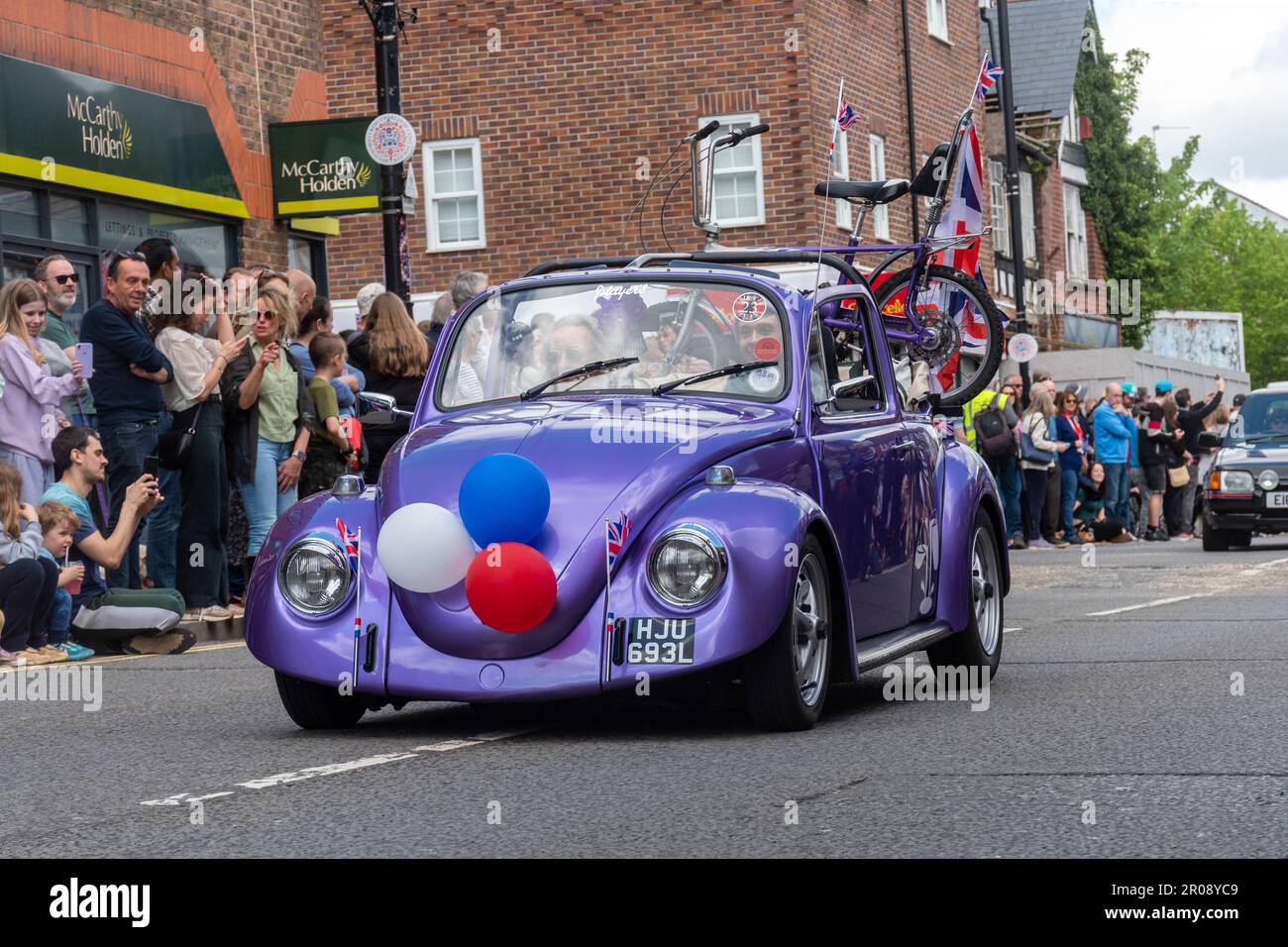 7th maggio 2023. Fleet, Hampshire, Inghilterra, Regno Unito. Il lungo fine settimana di festa per l'incoronazione di re Carlo III e della regina Camilla ha continuato con una processione di auto classiche e supercar lungo Fleet Road. A questo seguì una Coronation Parade che coinvolse bande marcianti e organizzazioni comunitarie. E 'stato un pomeriggio di sole per l'evento popolare, che ha attirato un sacco di persone a guardare e celebrare l'occasione reale. Foto Stock