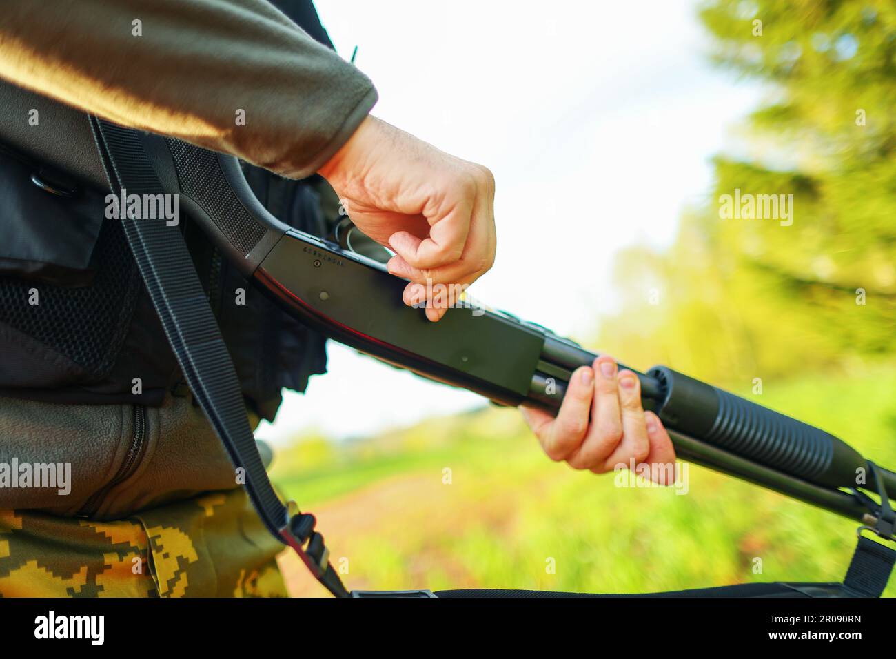 Primo piano di un cacciatore che carica il suo fucile Foto Stock