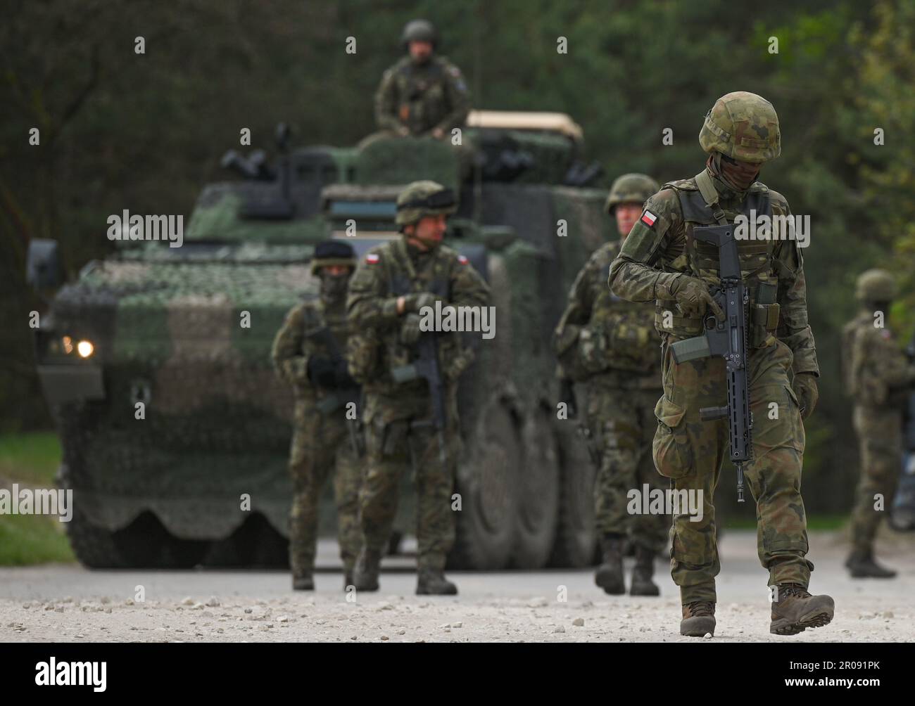 Soldati polacchi, statunitensi, sloveni e rumeni, spingono le loro abilità al limite durante una sessione di allenamento AD alta intensità ANACONDA-23 presso il campo di allenamento Nowa Deba, in Polonia. Credit: ASWphoto/Alamy Live News Foto Stock