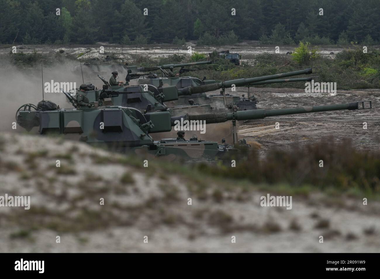 AHS Krab, un dispositivo di howitzer a pistola cingolato da 155 mm compatibile con la NATO. Soldati polacchi, statunitensi, sloveni e rumeni, spingono le loro abilità al limite durante una sessione di allenamento AD alta intensità ANACONDA-23 presso il campo di allenamento Nowa Deba, in Polonia. Credit: ASWphoto/Alamy Live News Foto Stock