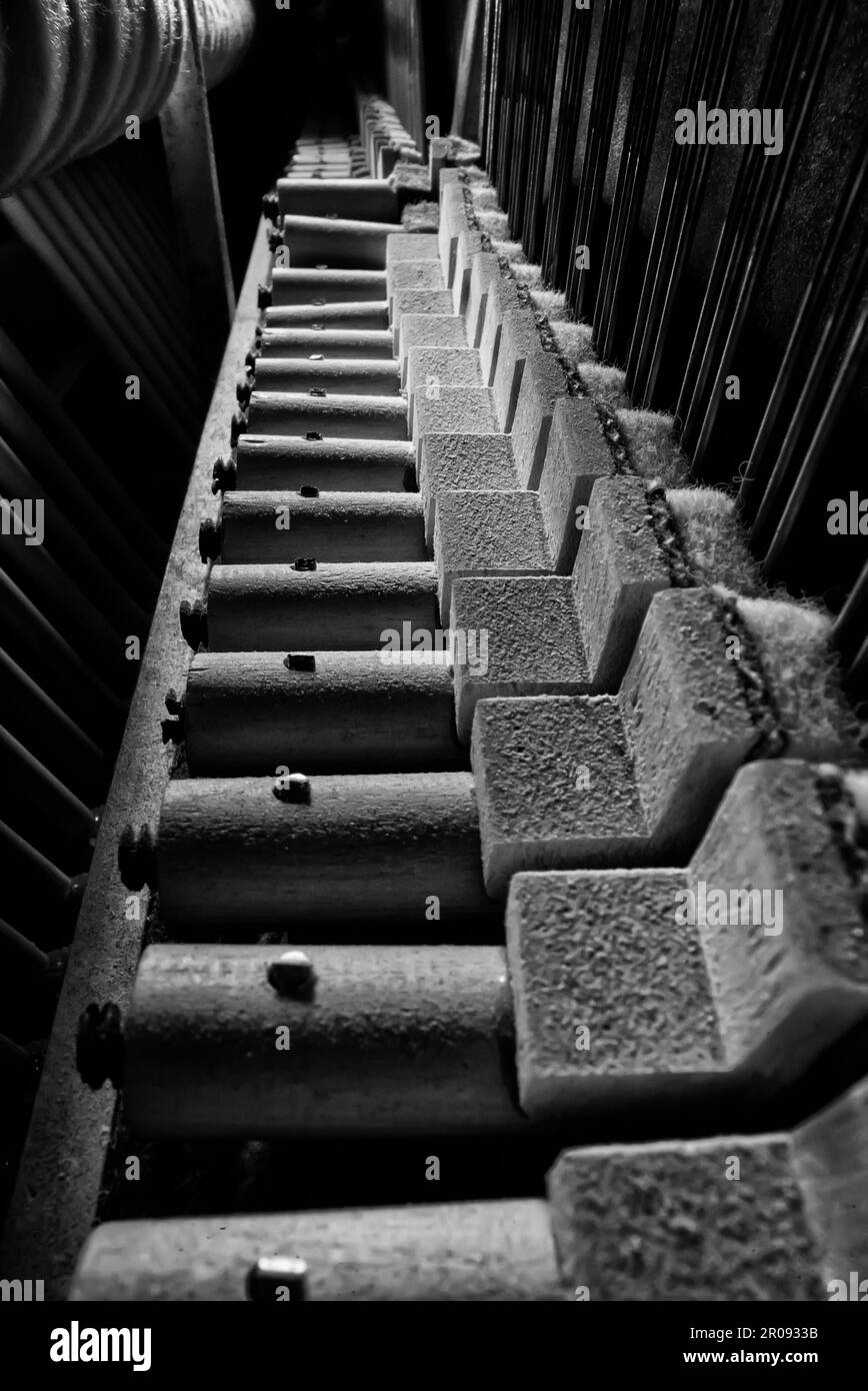 All'interno del pianoforte. Meccanismo in legno all'interno del piano verticale. Foto Stock