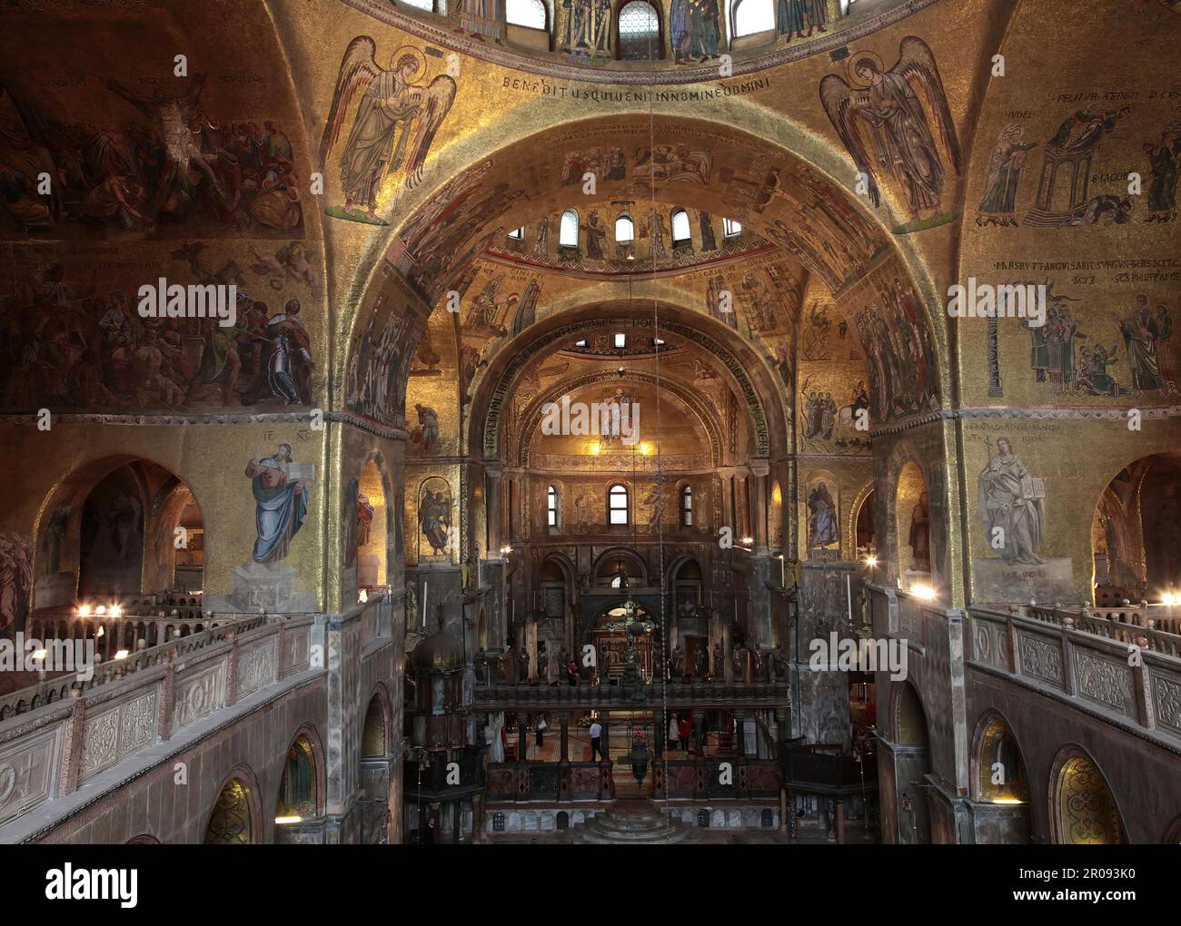 I magnifici interni della Basilica di San Marco, a Venezia, uno dei simboli più ammirati della bellezza artistica e architettonica d'Italia Foto Stock