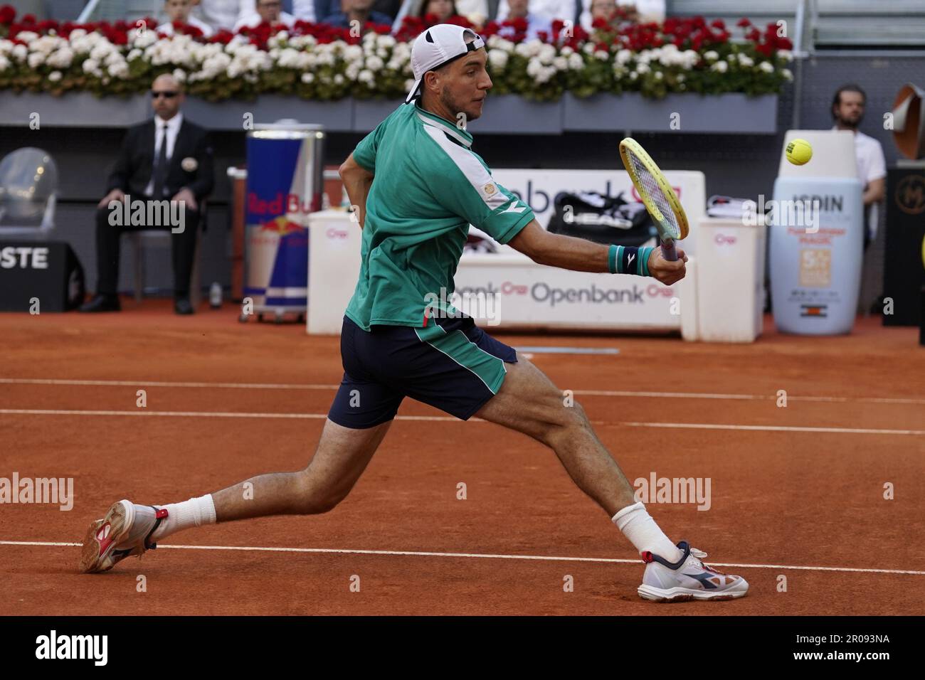 Jan-Lennard Struff di Germania restituisce un colpo a Carlos Alcaraz di Spagna durante la finale del 2023 Mutua Madrid Open allo stadio Caja Magica, a Madrid, in Spagna, domenica 7 maggio, 2023. Foto di Paul Hanna/UPI Credit: UPI/Alamy Live News Foto Stock