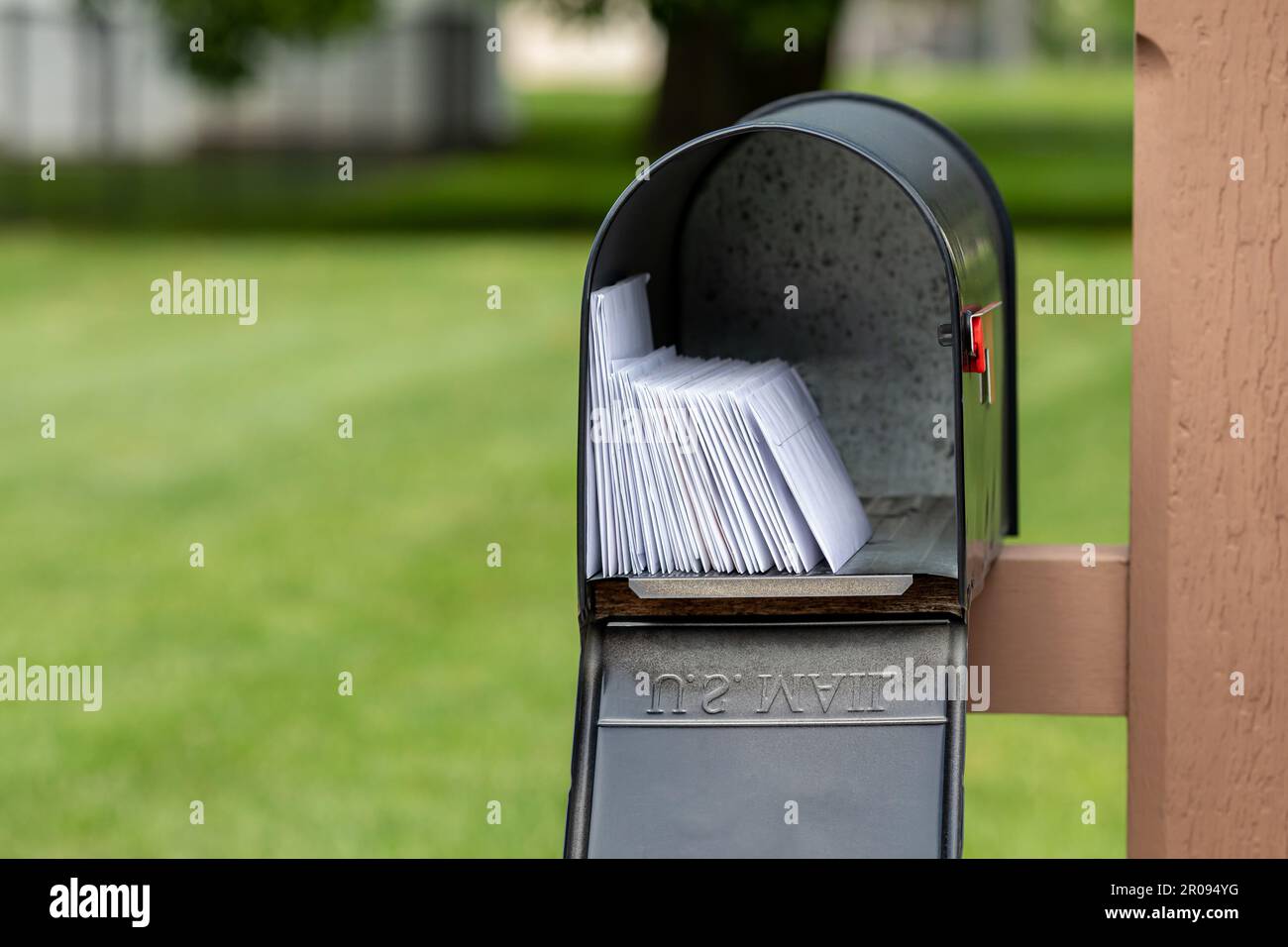 Casella postale piena di lettere e posta indesiderata. Concetto di recapito postale, ufficio postale e servizio postale. Foto Stock