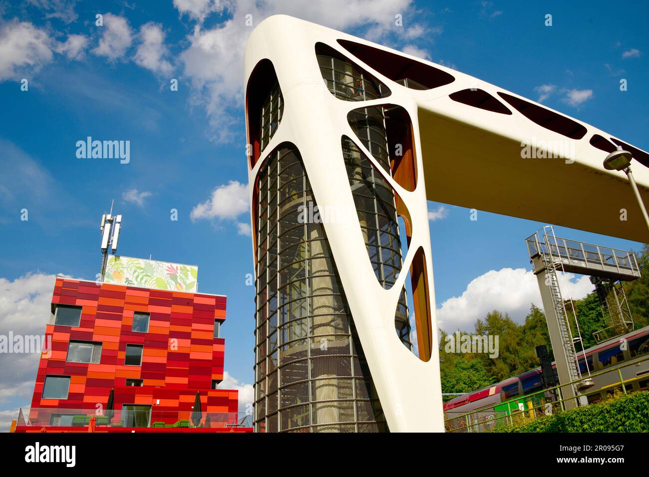 Esch-sur-Alzette, Lussemburgo, 29 agosto 2022: Ponte pedonale, progettato da Ney & Partners und Metaform, ostello della gioventù, progettato da BENG Architectes Foto Stock