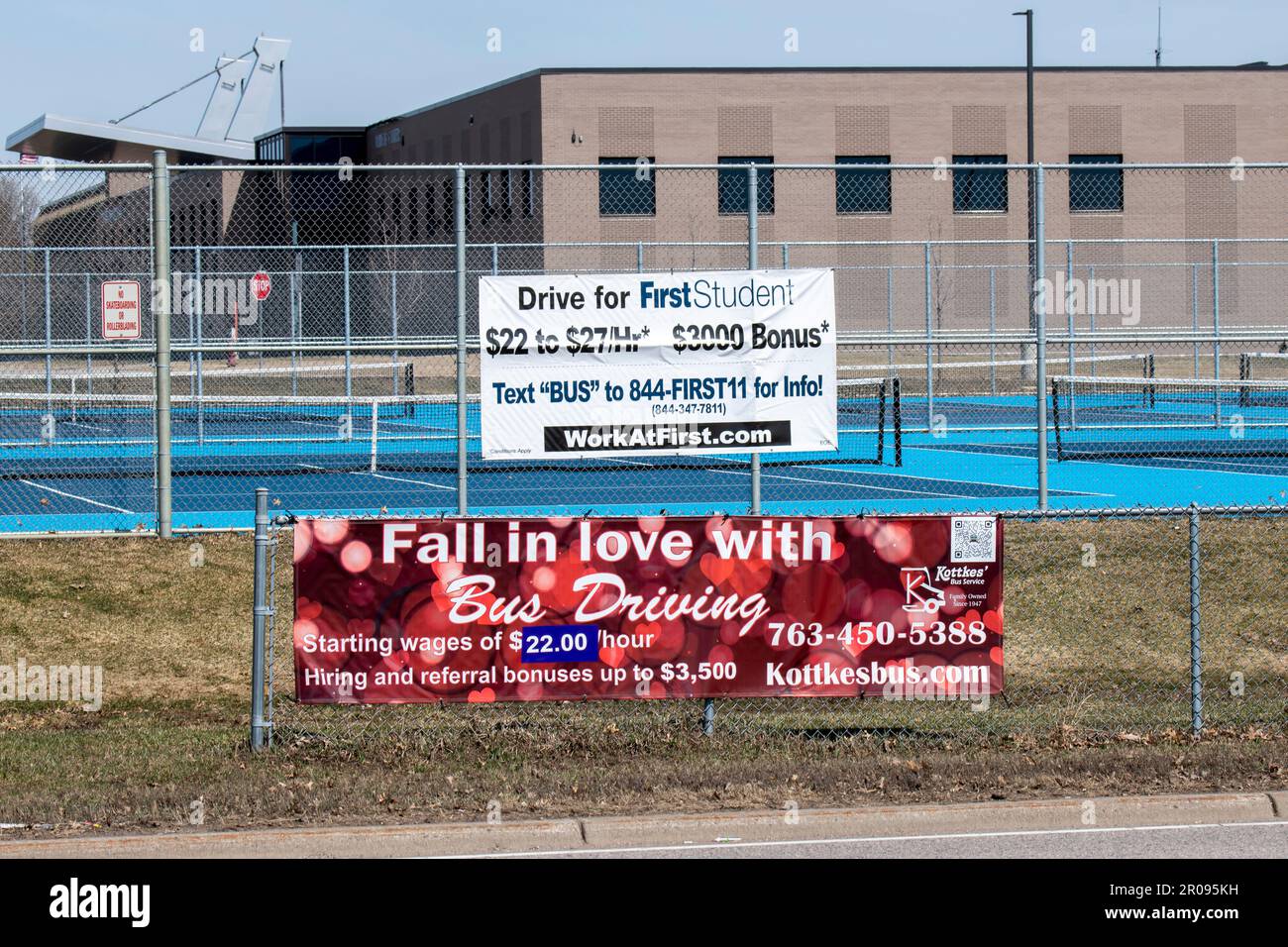 Blaine, Minnesota. Blaine High School. Un paio di segni concorrenti per i nuovi assunti di guidare bus scuola per la scuola superiore. Foto Stock