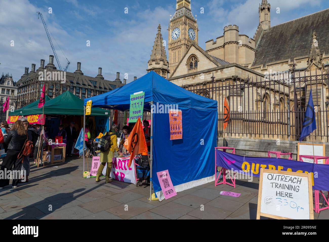 Extinction Rebellion accampamento intorno a Piazza del Parlamento di fronte alle Houses of Parliament, Londra, Regno Unito. Campo di benvenuto con orari di allenamento Foto Stock