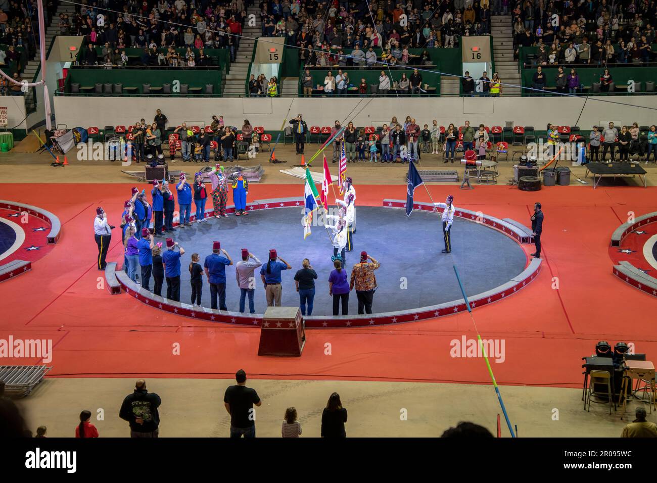 Falcon Heights, Minnesota. In piedi per la Star Spangled Banner prima dell'inizio del circo. Foto Stock