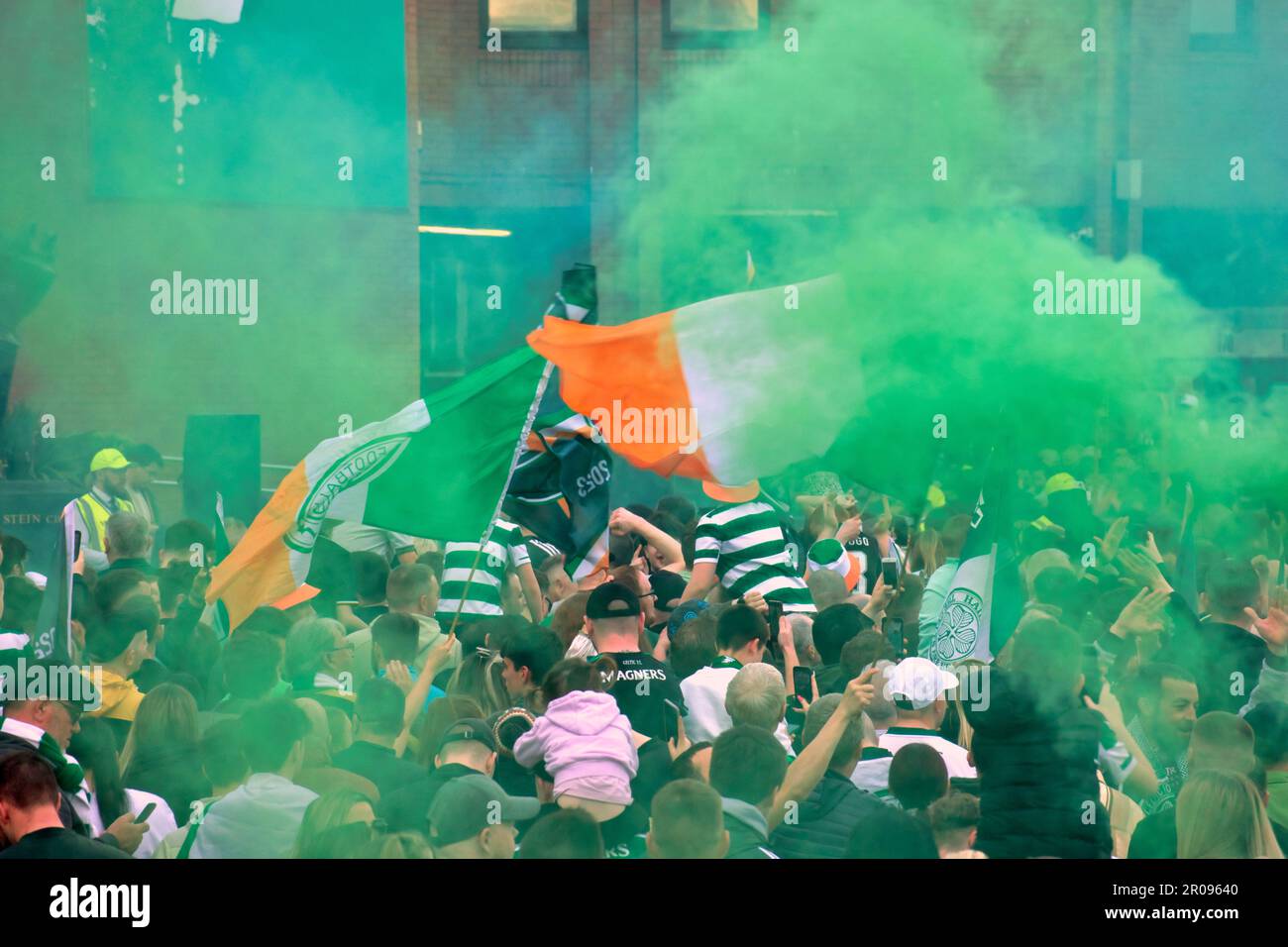 Glasgow, Scozia, Regno Unito 7th maggio 2023. La celebrazione del campionato del parco celtico ha visto la folla scendere sul club stadio l'evento più grande questo fine settimana e una forte presenza della polizia nel centro della città. Credit Gerard Ferry/Alamy Live News Foto Stock