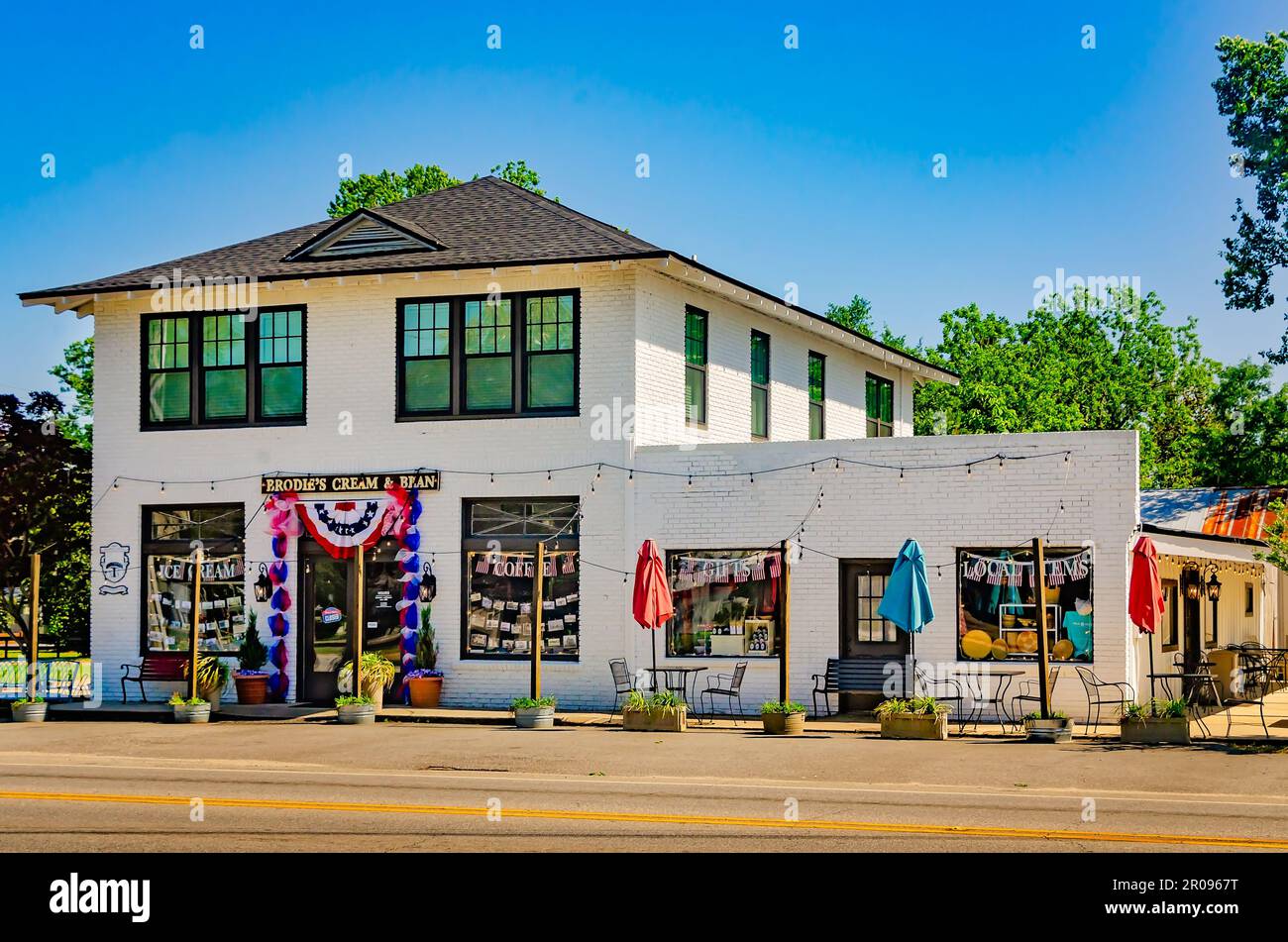 Brodie’s Cream & Bean, situato nel vecchio edificio della state Bank Silverhill, è decorato con coniglietti patriottici, il 30 aprile 2023, a Silverhill, Alabama. Foto Stock