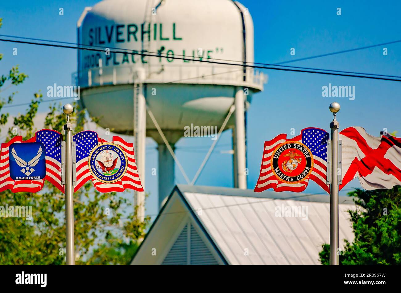 Gli striscioni delle forze armate metalliche sono raffigurati al Silverhill Veterans Memorial di Paul Anderson Park, 30 aprile 2023, a Silverhill, Alabama. Foto Stock