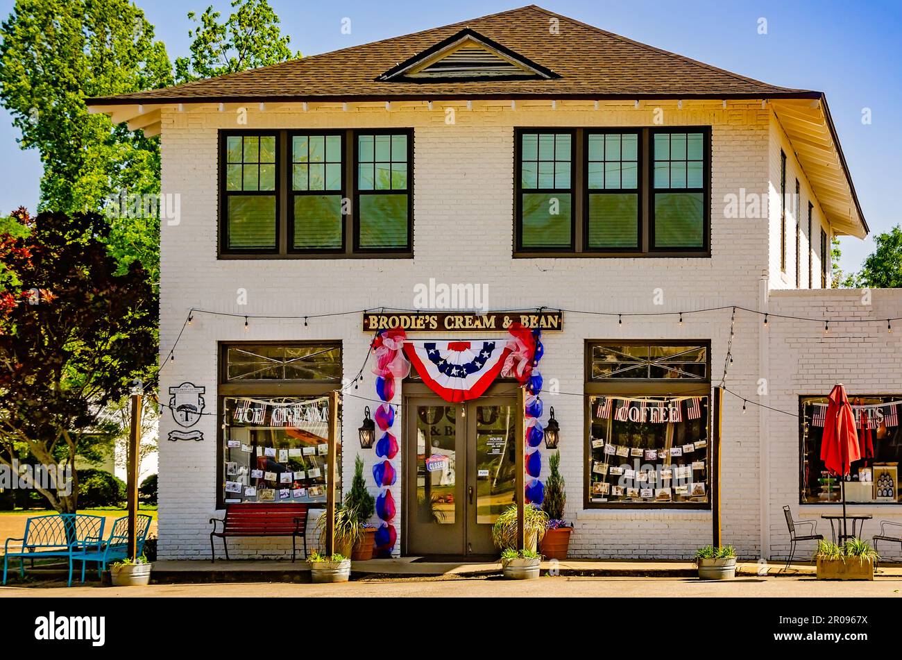 Brodie’s Cream & Bean, situato nel vecchio edificio della state Bank Silverhill, è decorato con coniglietti patriottici, il 30 aprile 2023, a Silverhill, Alabama. Foto Stock