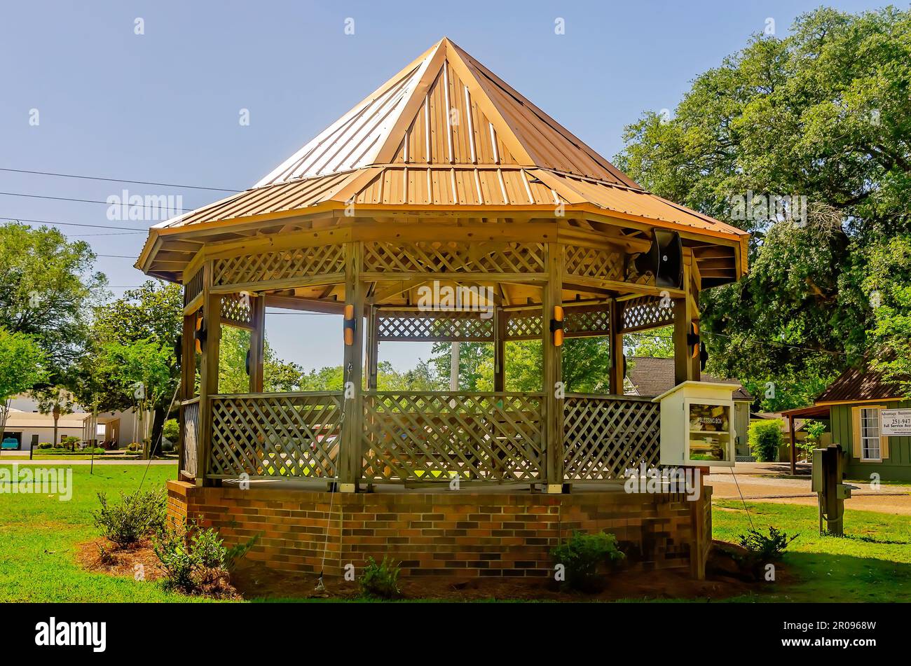 Un gazebo si trova nella piazza della città, 30 aprile 2023, a Silverhill, Alabama. Silverhill è una piccola città della contea di Baldwin. Fu fondata nel 1896. Foto Stock