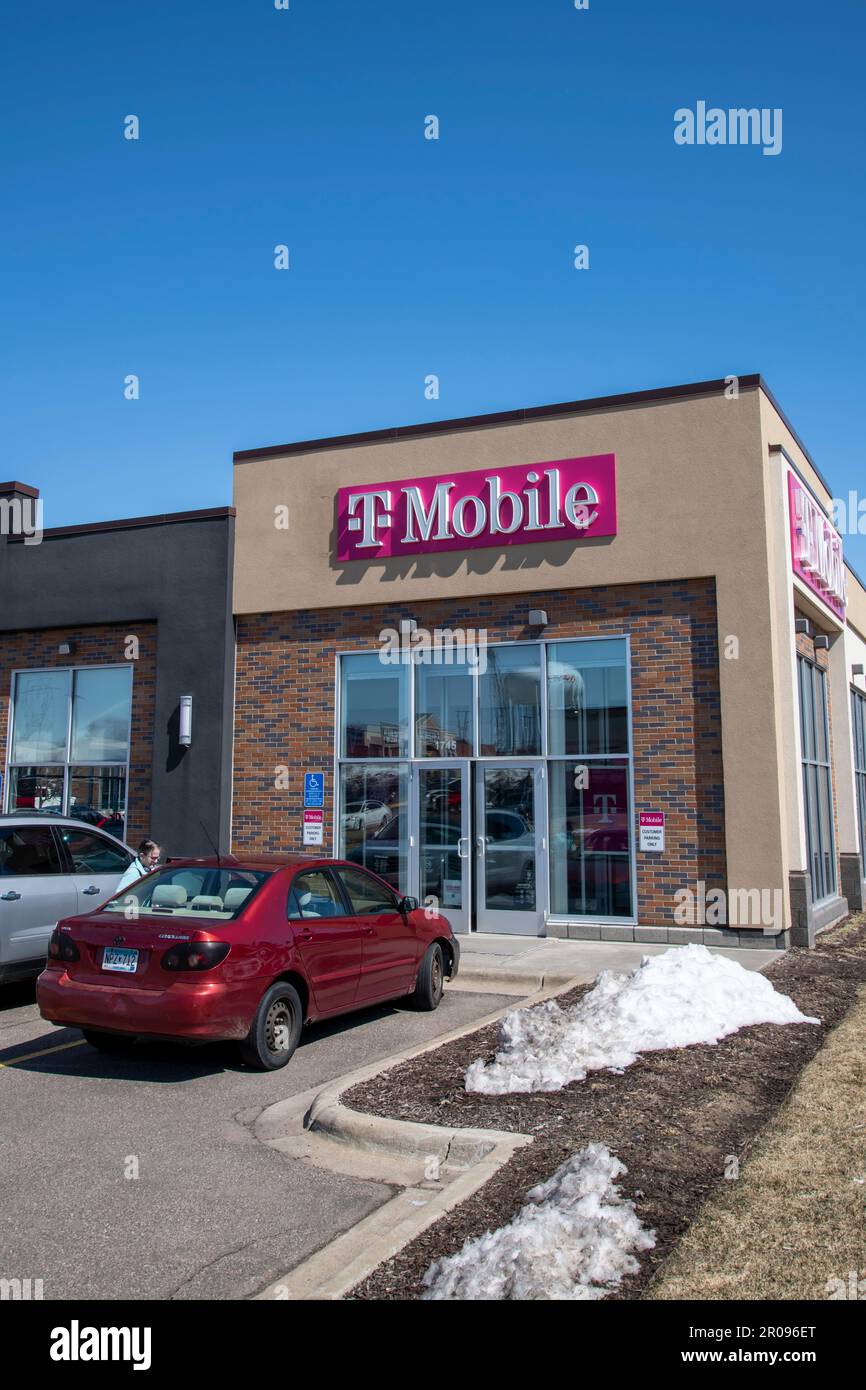 Roseville, Minnesota. Logo esterno della società di comunicazione della rete wireless T-Mobile. Foto Stock