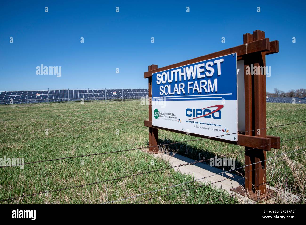 Corning, Iowa. Southwest Iowa Solar Farm. Minisito di Southwest Solar. Produce elettricità molto al di sotto di quella dell'energia solare su scala residenziale. Foto Stock