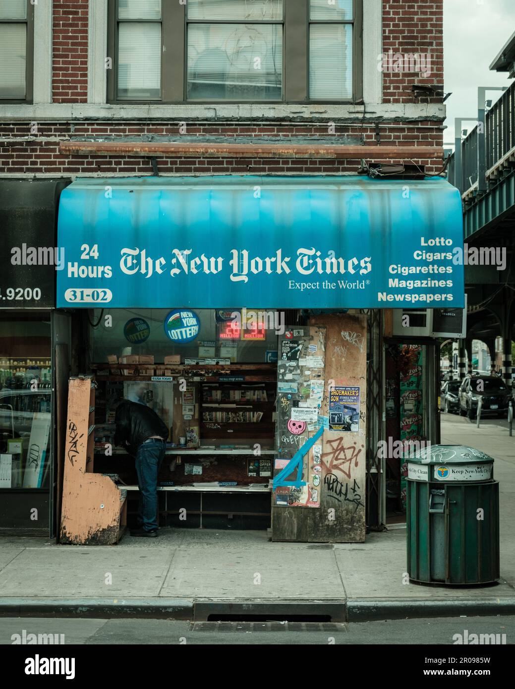 Edicola del New York Times ad Astoria, Queens, New York Foto Stock