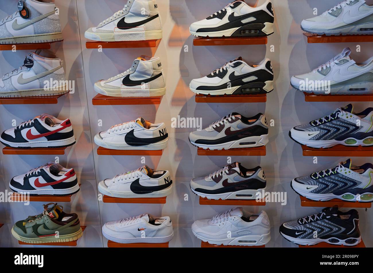 Alkmaar, Paesi Bassi, 05 aprile 2023: Esposizione di scarpe sportive nike. Nike è uno dei più grandi fornitori al mondo di scarpe e abbigliamento da atletica. Il Foto Stock
