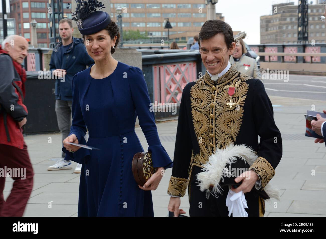 Un sorridente Rory Stewart & sua moglie Shoshana Clak arrivano presto per l'incoronazione di re Carlo III Foto Stock