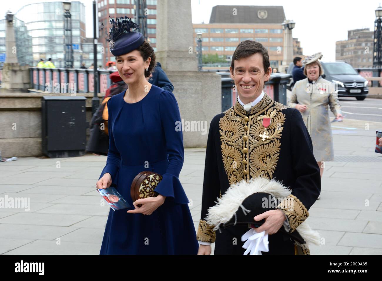 Un sorridente Rory Stewart & sua moglie Shoshana Clak arrivano presto per l'incoronazione di re Carlo III Foto Stock