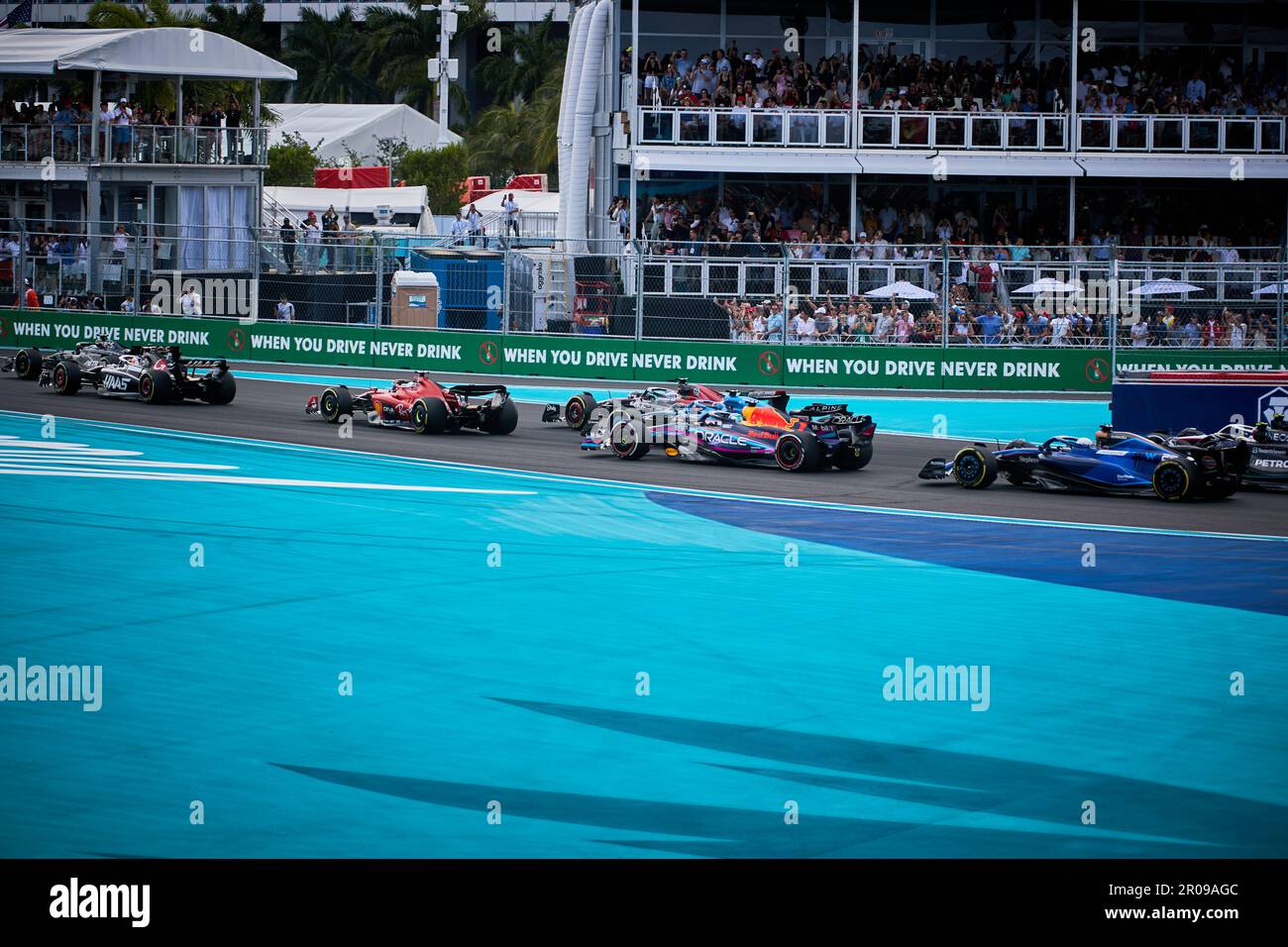 Miami Gardens, Florida, Stati Uniti. 7th maggio 2023. Giorno della gara. Starting Grid, Gran Premio di Miami F1 al Miami International Autodrome il 7 maggio 2023 a Miami Gardens, Florida, USA. Vincitori F1 Miami Grand Prix: Primo posto 1 Max Verstappen (NED) Red Bull Racing, secondo posto 11 Sergio Perez (MEX) Red Bull Racing, terzo posto 14 Fernando Alonso (ESP) Aston Martin. Coppa costruttori: Red Bull Racing. Credit: Yaroslav Sabitov/YES Market Media/Alamy Live News. Foto Stock