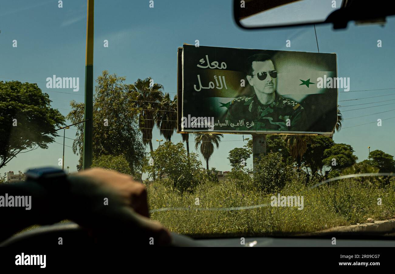 Qamishli, Siria. 04th maggio, 2023. Un cartellone del dittatore siriano Bashar al Assad vicino a Qamishli, Siria, il 4 maggio 2023. Il 7 maggio 2023 la Lega Araba approvò ufficialmente il rientro della Siria. L’appartenenza siriana alla Lega araba è stata sospesa nel 2011 in seguito allo scoppio della guerra civile siriana. Foto di Collin Mayfield/Sipa USA Credit: Sipa USA/Alamy Live News Foto Stock