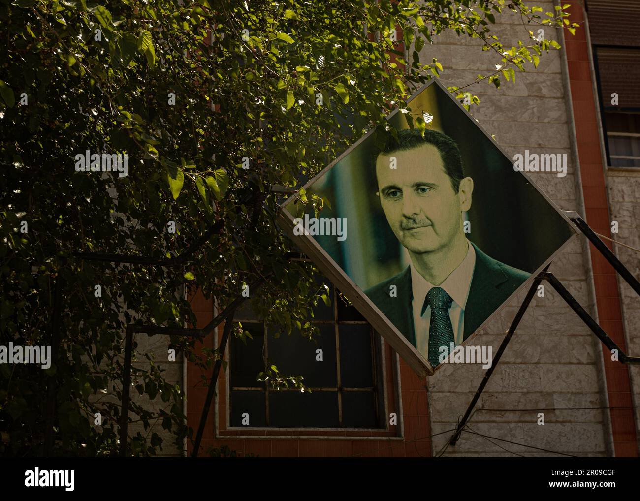 Qamishli, Siria. 05th maggio, 2023. Un ritratto del dittatore siriano Bashar al Assad a Qamishli, Siria, il 5 maggio 2023. Il 7 maggio 2023 la Lega Araba approvò ufficialmente il rientro della Siria. L’appartenenza siriana alla Lega araba è stata sospesa nel 2011 in seguito allo scoppio della guerra civile siriana. Foto di Collin Mayfield/Sipa USA Credit: Sipa USA/Alamy Live News Foto Stock