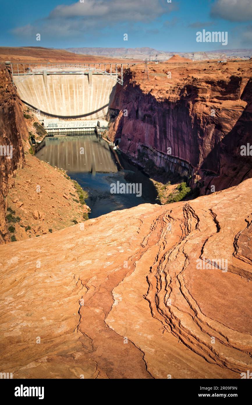 La diga di Glen Canyon ospita le acque del lago Powell e genera energia idroelettrica vicino a Page, Arizona. Foto Stock