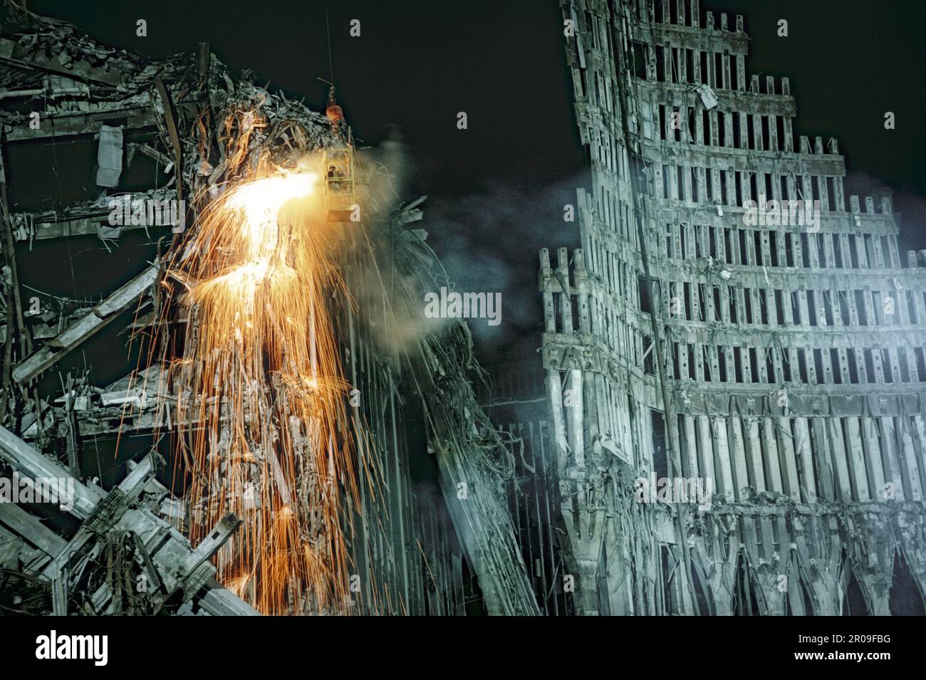 Un ironaio è appeso in un cesto mentre inizia la decostruzione delle torri del World Trade Center dopo l'attacco del 11 settembre 2001 a New York. Foto Stock