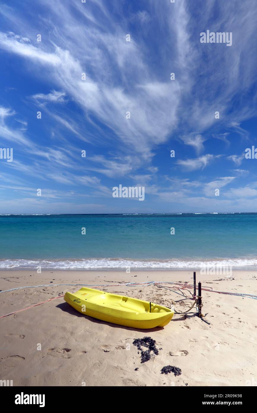 Kayak di plastica gialla sulla spiaggia, South Lefroy Bay, Ningaloo Reef Marine Park, Australia Occidentale. No PR Foto Stock
