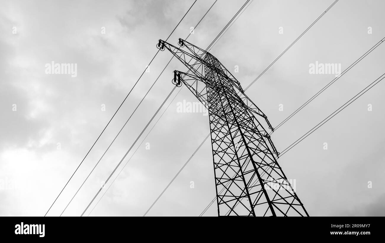 Elettricità line. Pylon della linea elettrica. Alta tensione di alimentazione. silhouette a torre elettrica su sfondo cielo nuvoloso Foto Stock