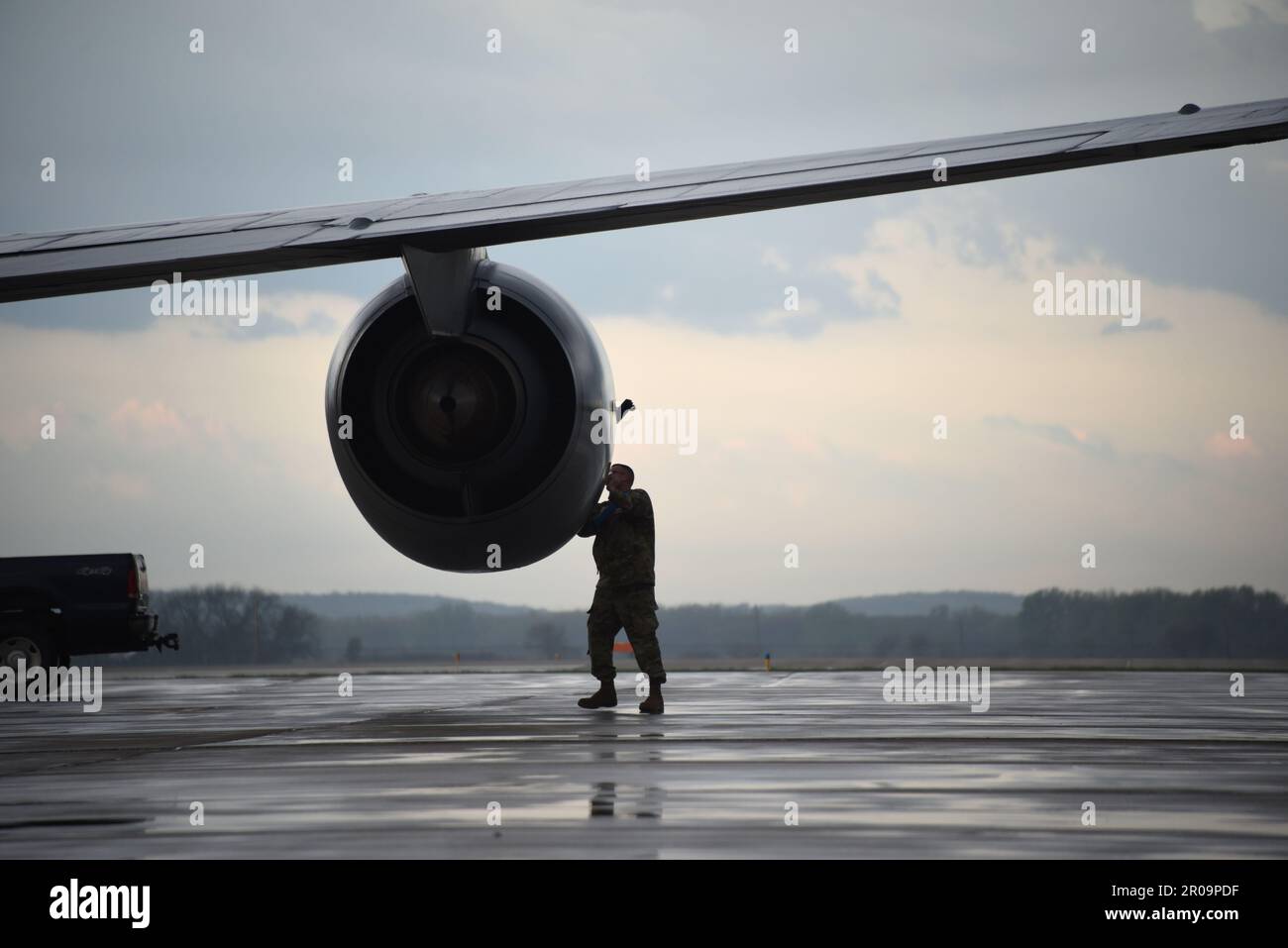 Un capo equipaggio assegnato alla 185th Air Refueling Wing rimuove le coperture del motore da un KC-135 Stratotanker a Sioux City Iowa, maggio 7 2023. (STATI UNITI Foto della Guardia Nazionale aerea di Master Sgt. Daniel Ter Haar) Foto Stock